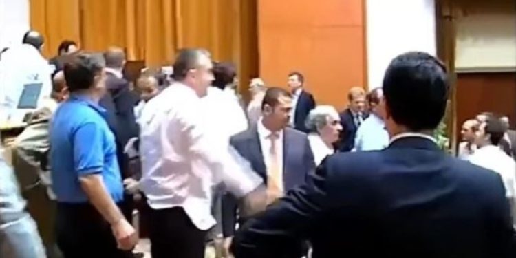 Gafa e Flamur Nokës, poston VIDEO-n kur Ilir Meta shkatërroi tavolinën e…