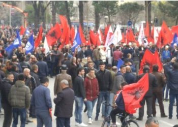 “Eskursioni” drejt Tiranës/ Mbi 100 mjete dhe 3 furgonë me protestues nisen nga qyteti…