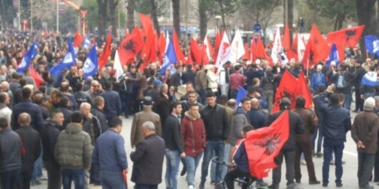 “Eskursioni” drejt Tiranës/ Mbi 100 mjete dhe 3 furgonë me protestues nisen nga qyteti…