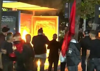 Zjarr jo vetëm pemëve, protestuesit djegin dhe stacionin e autobusit