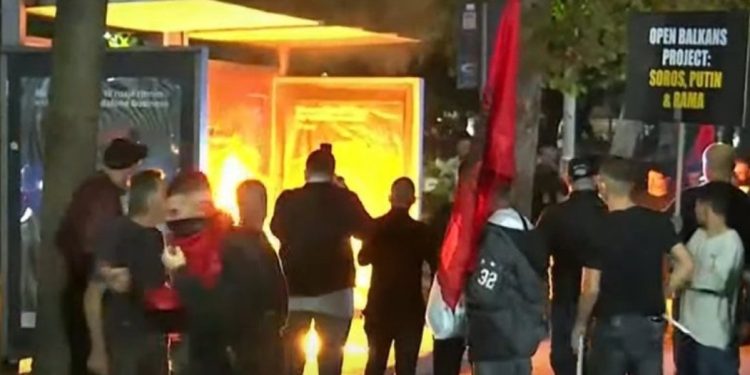 Zjarr jo vetëm pemëve, protestuesit djegin dhe stacionin e autobusit