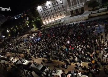 Turp…Turp/ Vetëm një “grusht” militanësh të Berishës vandalizojnë Tiranën, ja pjesëmarrja…