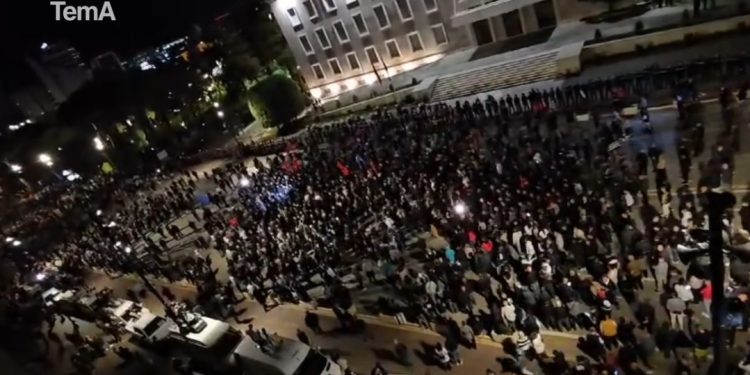 Turp…Turp/ Vetëm një “grusht” militanësh të Berishës vandalizojnë Tiranën, ja pjesëmarrja…