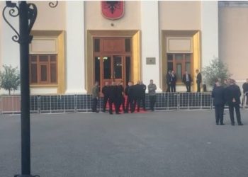 Kaosi/ Garda vendos gardh metalik rreth e rrotull Kuvendit, çfarë po ndodh tani…