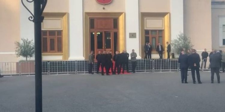 Kaosi/ Garda vendos gardh metalik rreth e rrotull Kuvendit, çfarë po ndodh tani…