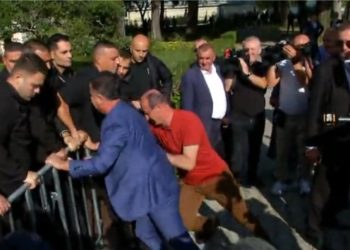 Flamur Noka tenton të shkulë me forcë gardhin metalik: Ky është burg…