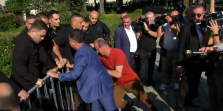 Flamur Noka tenton të shkulë me forcë gardhin metalik: Ky është burg…