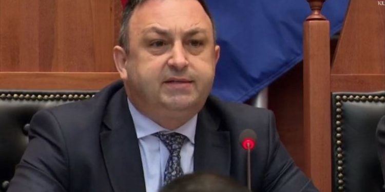 Kaosi/ Ministri i Brendshëm paralajmëron kallëzim penal ndaj deputetëve të PD-së…