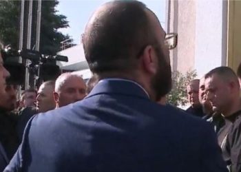 Gaz Bardhit nuk i pëlqen shikimi i gardistit: Ça më shikon ashtu mo?! O legen…