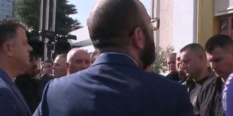 Gaz Bardhit nuk i pëlqen shikimi i gardistit: Ça më shikon ashtu mo?! O legen…