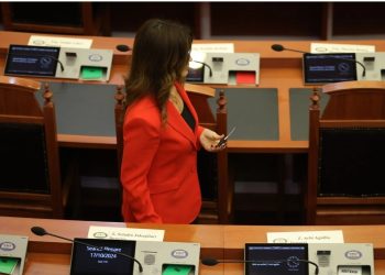 Hodhi lëndën e dyshimtë brenda sallës së Kuvendit, deputetja e PD: Ja çfarë ishte…