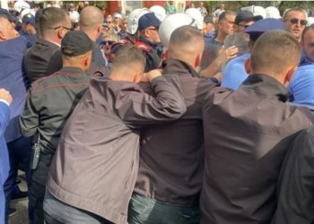 Flamur Noka hedh “tuç” në tokë policin, kërcet grushti mes efektivëve dhe deputetëve…
