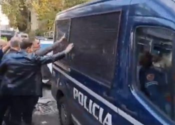 VIDEO/ Policia dërgon Ilir Metën në burgun 302, Blushi godet furgonin: Mbahu, je si…