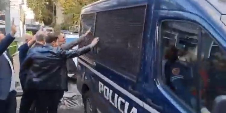 VIDEO/ Policia dërgon Ilir Metën në burgun 302, Blushi godet furgonin: Mbahu, je si…