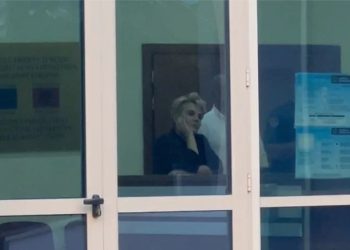 GJKKO tërhiqet për vendimin, Monika shfaqet në ankth dhe e tensionuar/ Shikoni gjestet që bën…