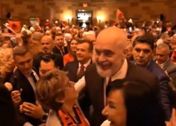 Në krah të Lindës, Edi Rama pritet si “HERO” nga Shqiptarët në Amerikë/ Mos e humb…
