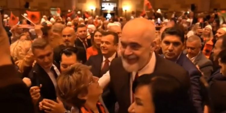 Në krah të Lindës, Edi Rama pritet si “HERO” nga Shqiptarët në Amerikë/ Mos e humb…