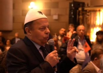 Me plis në kokë! Me dy gishta të ngritur, Shqiptari befason Edi Ramën në SHBA: Kam 50 vjet…