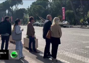 VIDEO/ Fredi Beleri vjen në Tiranë, qytetari i bën “pritë”: O vrasës! Ku më dole përpara…