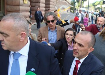 Protestuesit nuk ndalen! Fredi Beleri goditet sapo del nga Kryesia e Kuvendit, shiko VIDEO-n