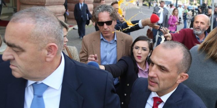 Protestuesit nuk ndalen! Fredi Beleri goditet sapo del nga Kryesia e Kuvendit, shiko VIDEO-n