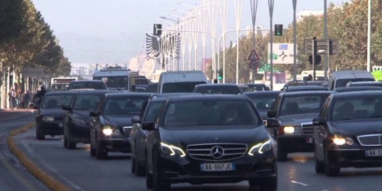 “Benzi” bie nga froni/ Kush është marka e makinës që “preferojnë” Shqiptarët vitet e fundit…