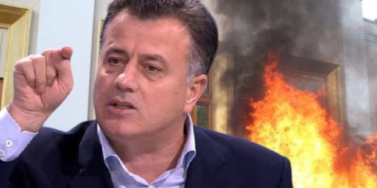 “Jeni dashuruar me Dumanin”, Flamur Noka zihet me gazetarët: O të mjerë…