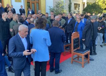 Nuk ia “mban më” të djegin karriget, deputetët e opozitës ndryshojnë “skenar”…