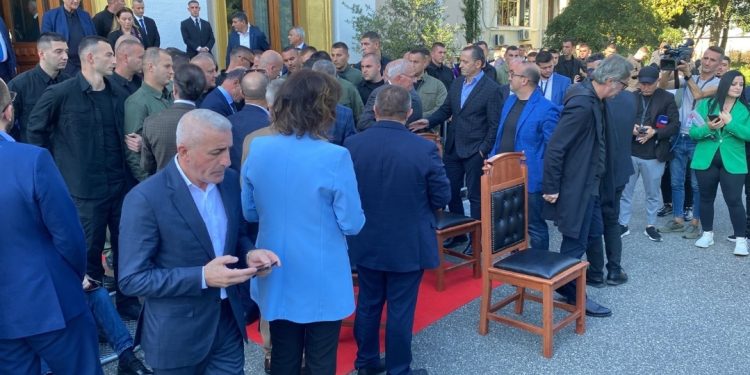 Nuk ia “mban më” të djegin karriget, deputetët e opozitës ndryshojnë “skenar”…