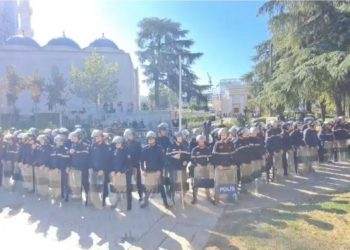 LAJM I MINUTËS SË FUNDIT/ Çfarë po ndodh?! Policia rrethon Parlamentin