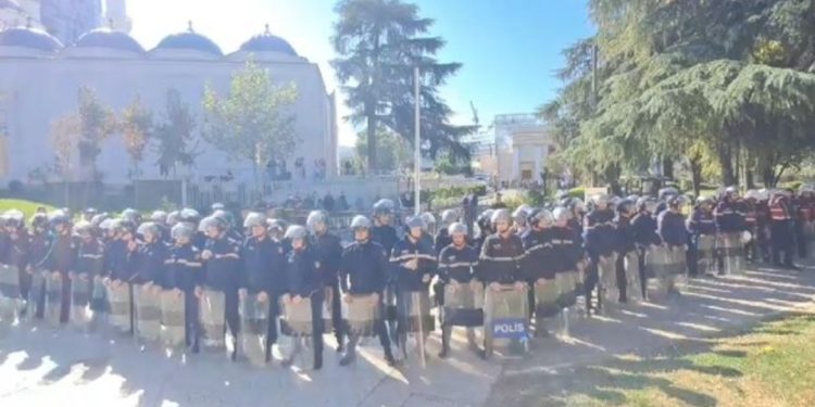 LAJM I MINUTËS SË FUNDIT/ Çfarë po ndodh?! Policia rrethon Parlamentin