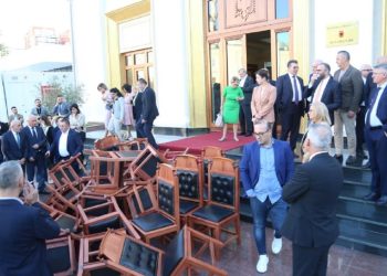 23 deputetë të PD pa lekë/ Spiropali u ndërpret rrogat pasi shkatërruan gjithçka…