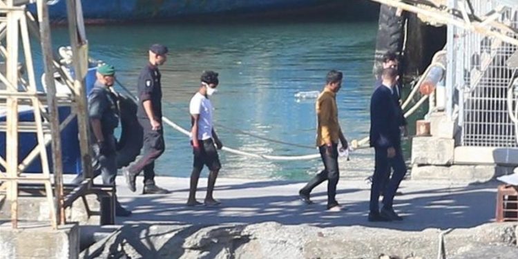 Dy nga 16 emigrantët e ardhur sot në Shëngjin do të kthehen në Itali, arsyeja…