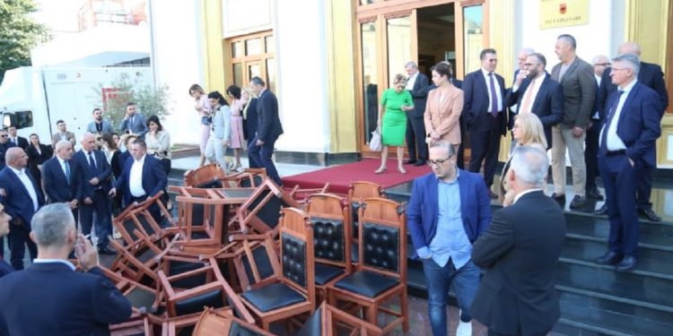 23 deputetë të PD pa lekë/ Spiropali u ndërpret rrogat pasi shkatërruan gjithçka…