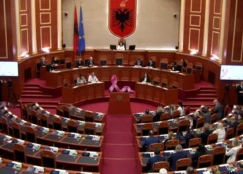 Kush janë dy deputetët e opozitës që “shpëtuan” socialistët në Kuvend