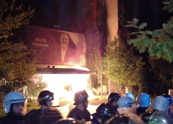Turp! Selia e Partisë Socialiste nën flakë, militantët hedhin molotovë pa reshtur…