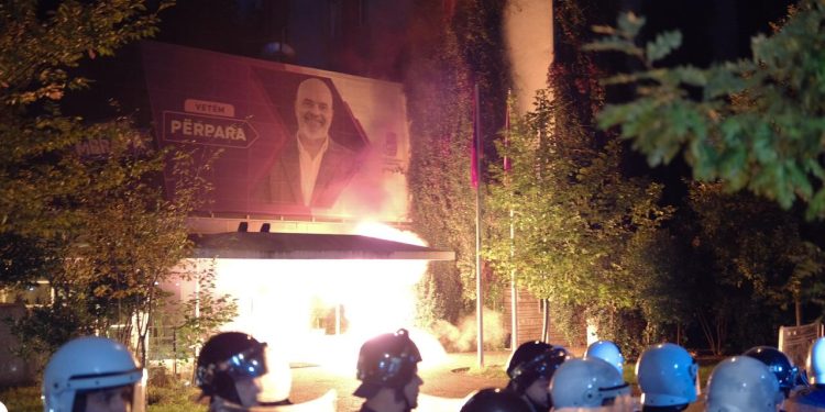 Turp! Selia e Partisë Socialiste nën flakë, militantët hedhin molotovë pa reshtur…