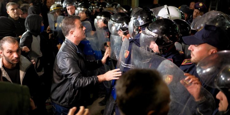 Policia i jep fund “rumpallës” së PD/ Sekuestrohen 2 makina, e pësojnë 4 deputetë…