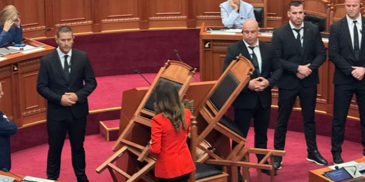 “SPAK do merret me ju!”, Spiropali: Erdhët në Kuvend me benzinë me vete…