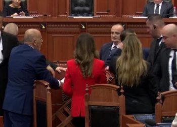 LAJM I FUNDIT/ Shkaktuan kaos, kush janë 2 deputetet e tjerë të PD që dënohen…