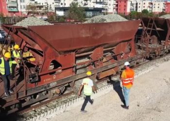 Hekurudha Tiranë-Durrës, makineria e re nis nivelimin! Puna përfundon në vitin…