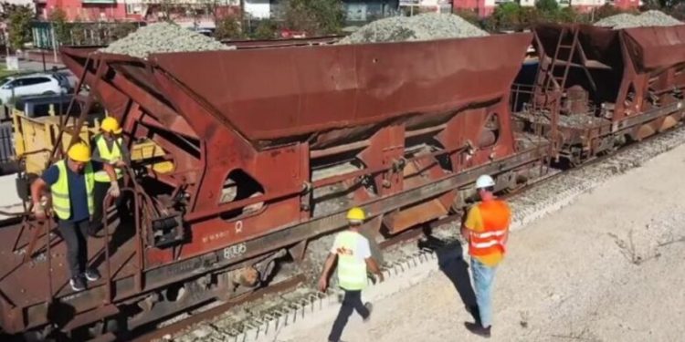 Hekurudha Tiranë-Durrës, makineria e re nis nivelimin! Puna përfundon në vitin…