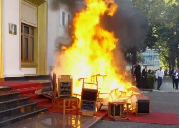 Opozita dogji karriget/ Super vendimi: Çdo deputeti të PD do t’u mbahen paratë…