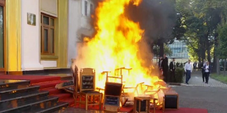 Opozita dogji karriget/ Super vendimi: Çdo deputeti të PD do t’u mbahen paratë…
