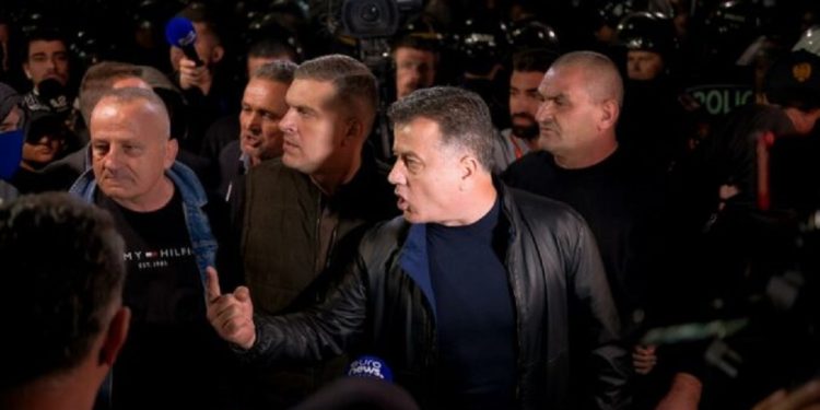 FNSH në gatishmëri, Noka kërcënon policët: O banditë, s’do gjeni vend ku të futeni…