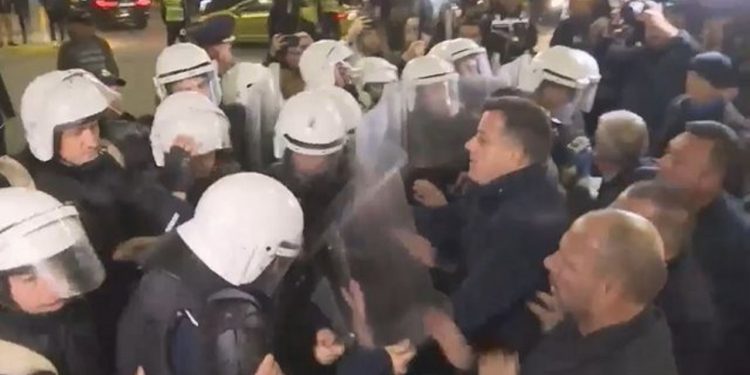 LAJM I FUNDIT/ Noka dhe Mziu përplasen me policinë, shtyjnë dhe dhunojnë…