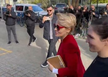 LAJMI I FUNDIT/ Kryemadhi paraqitet në SPAK, befasisht shoqërohet nga vajza e saj…