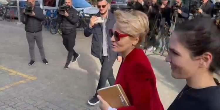 LAJMI I FUNDIT/ Kryemadhi paraqitet në SPAK, befasisht shoqërohet nga vajza e saj…