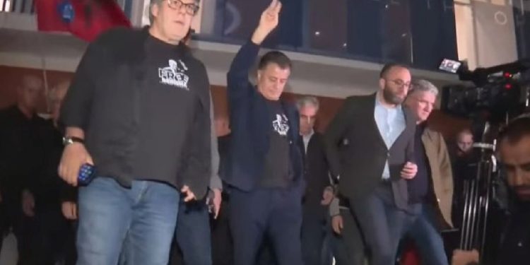 Merr fund “rumpalla” e bllokimit të rrugëve/ Mbi 50 të shoqëruar në Polici, deputetë të PD…
