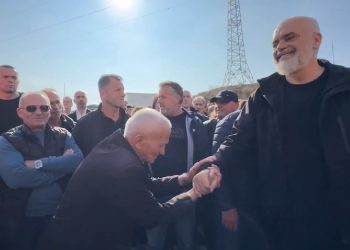 “Je Skënderbeu i dytë”/ Rama befasohet nga i moshuari, do t’i puthë dorën…